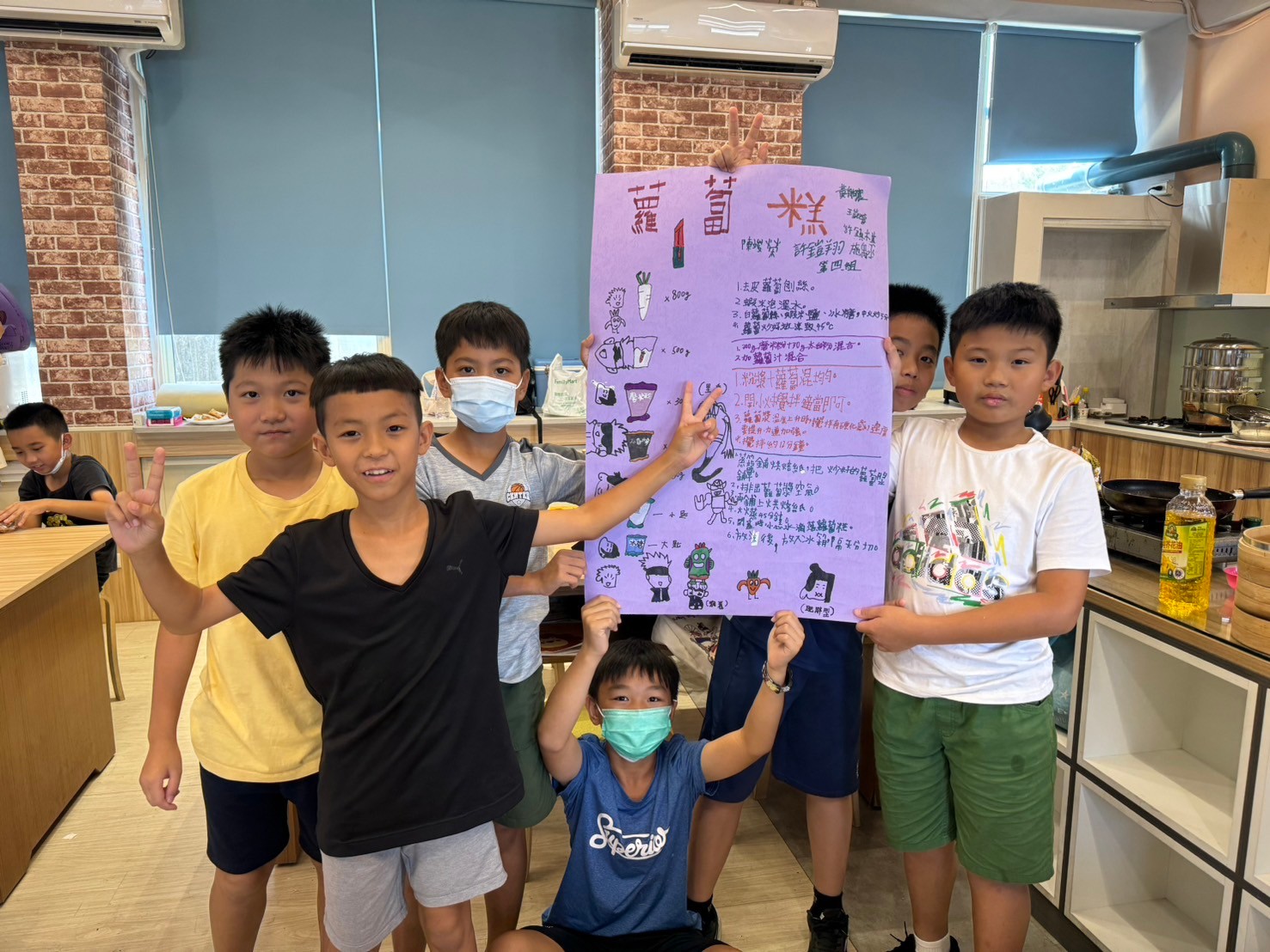 ▲豐崙國小學生用海報分享夏日樂學營隊所學。（記者張溎壕攝）