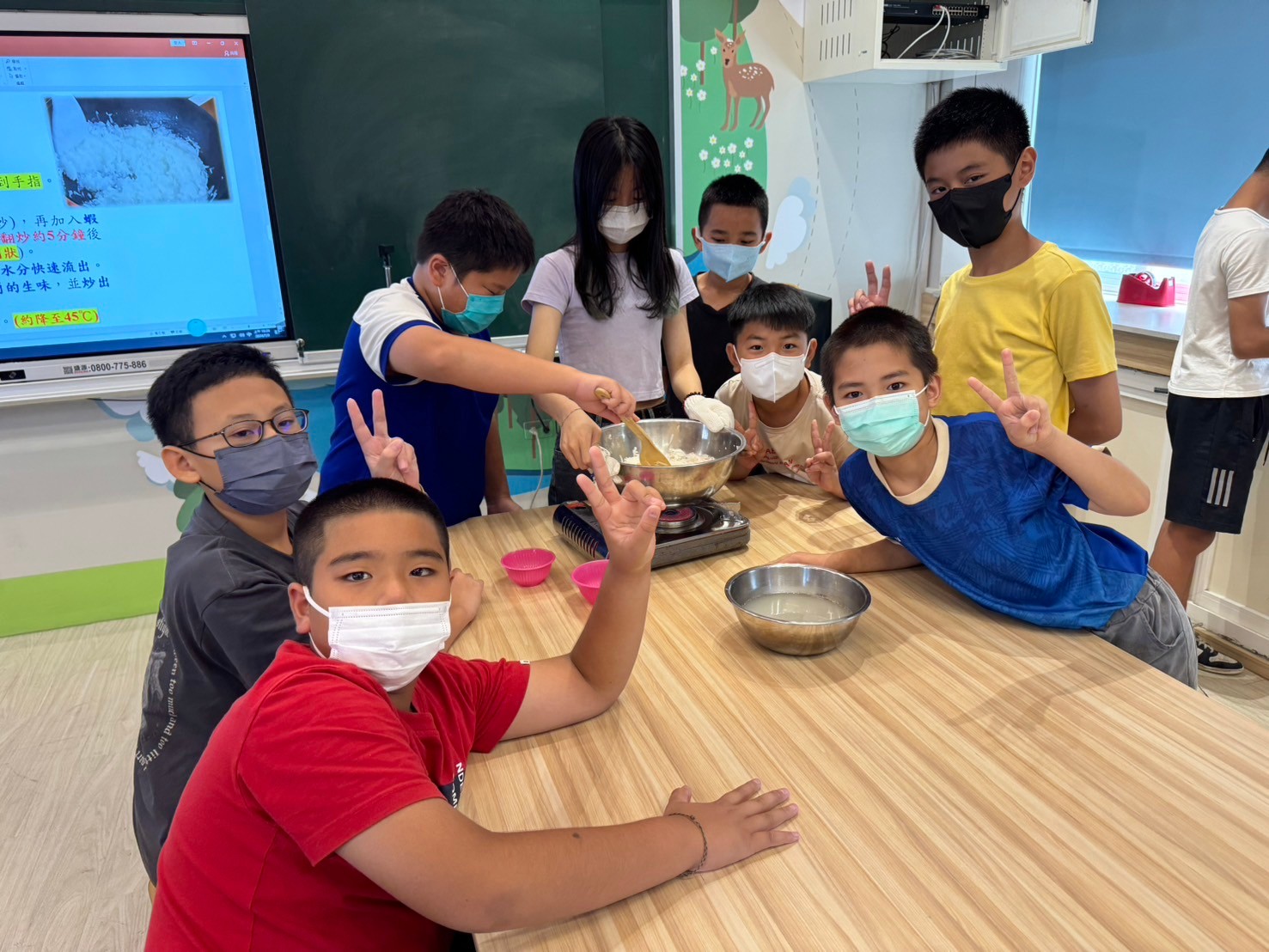 ▲大葉大學藥保系協助豐崙國小舉辦夏日樂學營隊，用料理探索世界。（記者張溎壕攝）