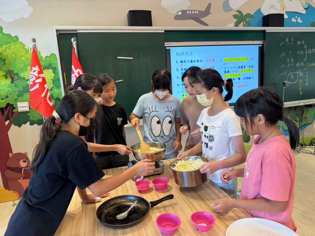 ▲在大葉大學藥保系師生的指導下,豐崙國小學童製作餡料。(大葉大學提供)