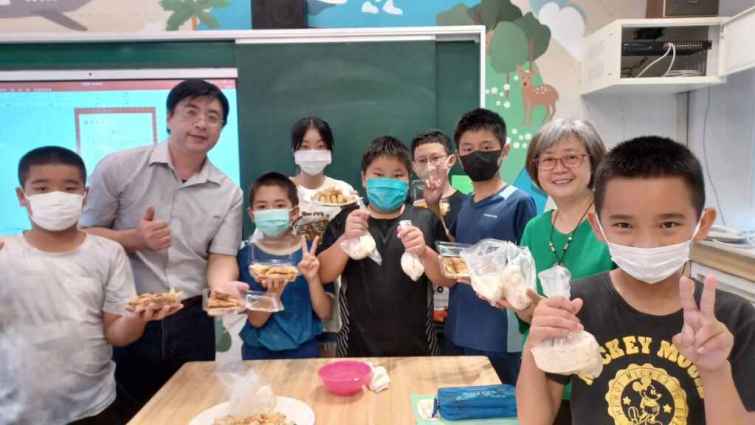 ▲豐崙國小小朋友開心展示大葉大學藥保系師生教他們做的點心。（大葉大學提供）