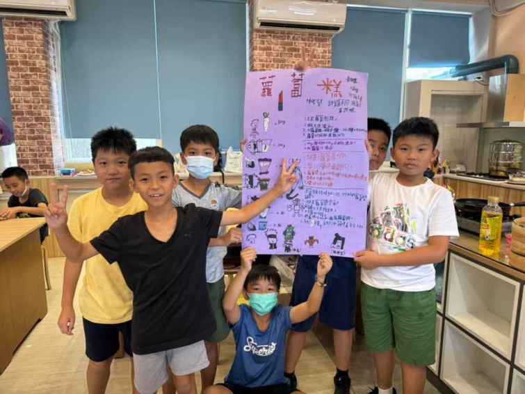 ▲豐崙國小學生用海報分享夏日樂學營隊所學。（大葉大學提供）