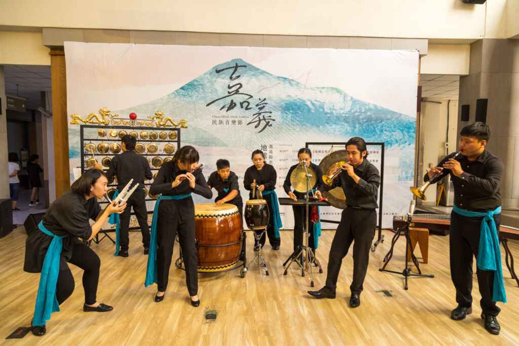 ▲表演節目集結國內外知名演奏家,新港國中、小的小朋友們演出「樂響校園」音樂會。(嘉義縣政府提供)