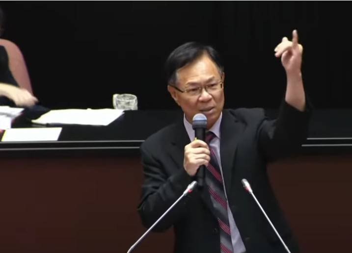 張啓楷反駁洪申翰的說法指出,相關說法無異打臉綠委吳秉叡等人的修法提案。(圖/張啓楷國會辦公室)