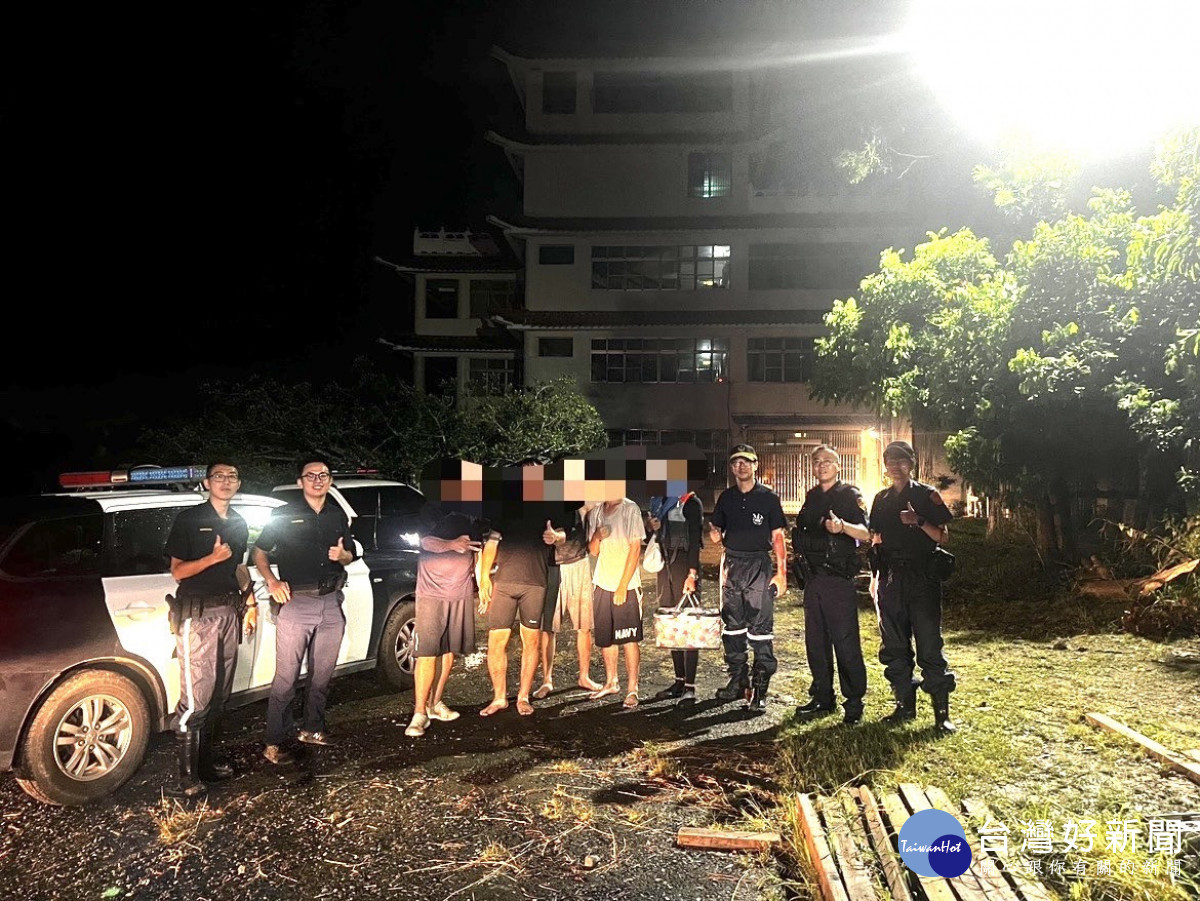 民眾因溪水暴漲受困,所幸警方及時趕往平安救出5人/警方提供