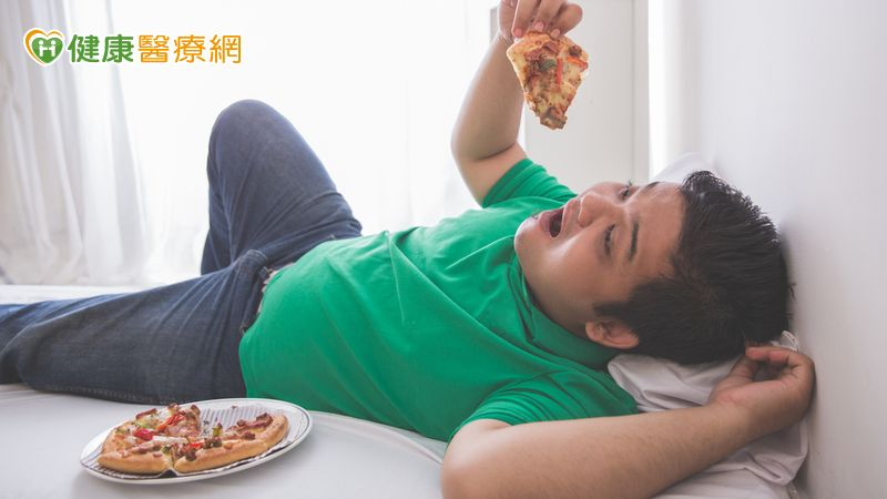 他「吃太快反胃嘔吐」半年狂瘦7公斤,竟是食道癌上身! 醫曝:1生活習慣惹禍