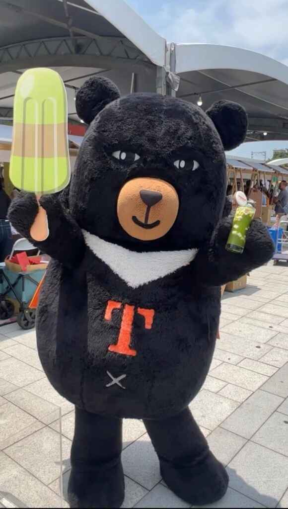 ▲當天可以和喔熊組長玩遊戲、拿獎品,喔熊也要和大家抱抱拍照。(參山處提供)