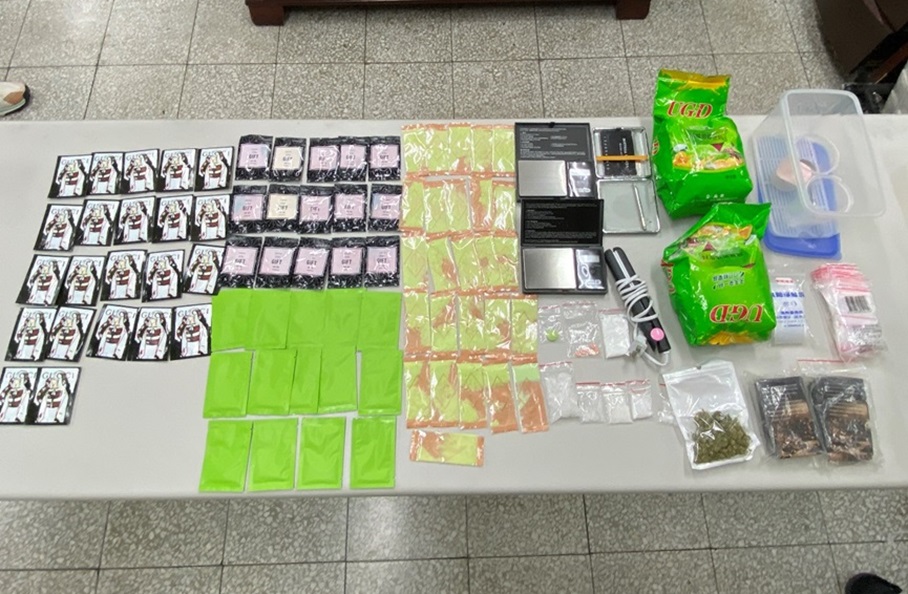 ▲圖說:警方於毒品分裝場查扣安非他命、大麻、毒品咖啡包、愷他命、封膜機、電子磅秤及手機等證物 (圖/台中市政府 提供)