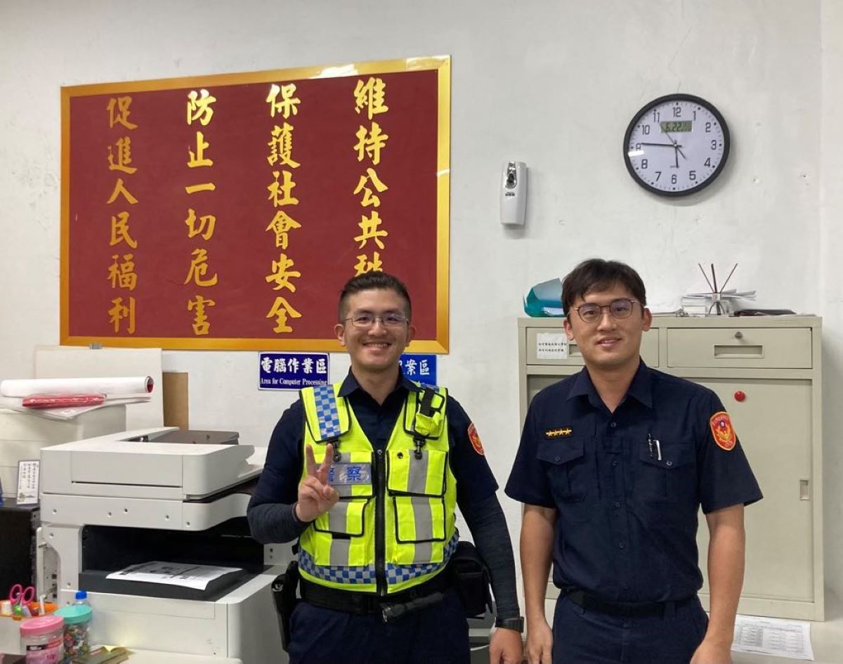 大湖派出所警員張庭綱(左)、副所長周俊谷(右)。(記者薛秀蓮翻攝)