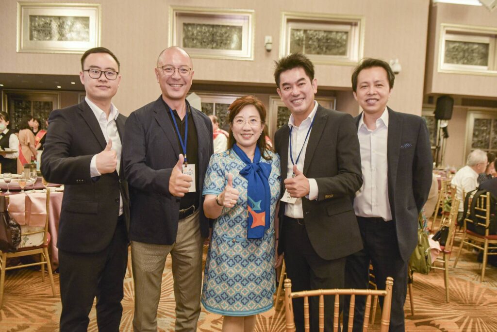氫元生物科技董事長陳彥岑(右二)、永續開發顧問董事長陳今平(左二)、日紅生活水素總經理陳幸吟(左三),攜手合作推廣氫產業。