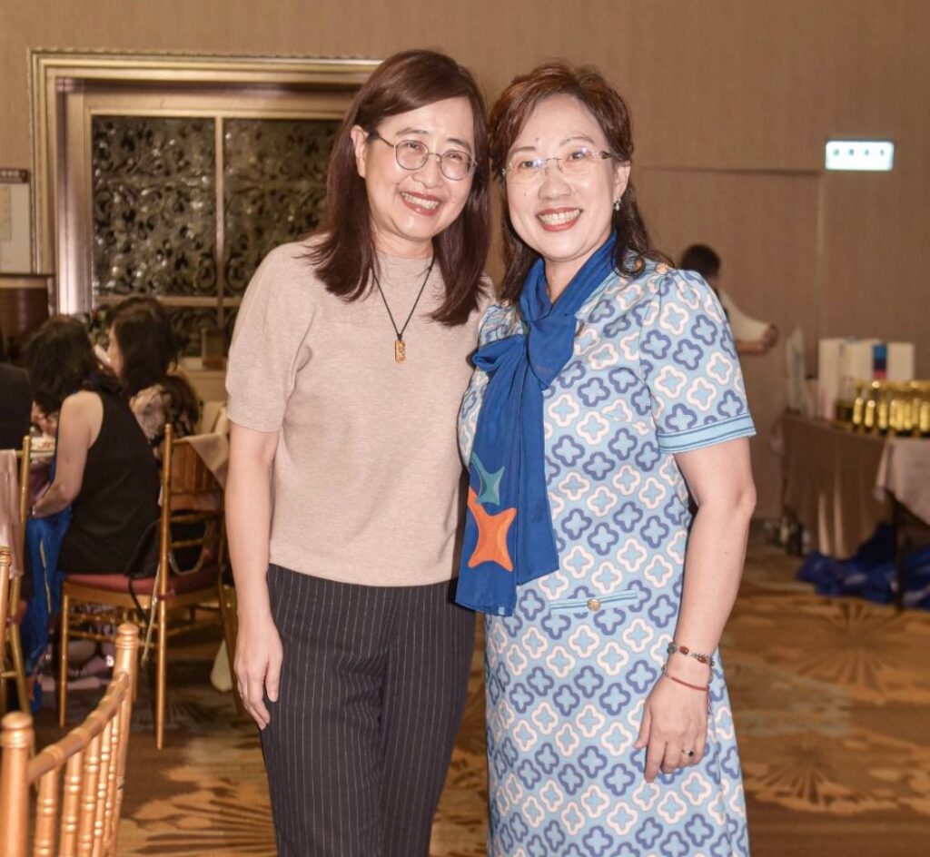 台北市副市長林奕華(左)也出席雲聯網扶輪社長首敲活動。