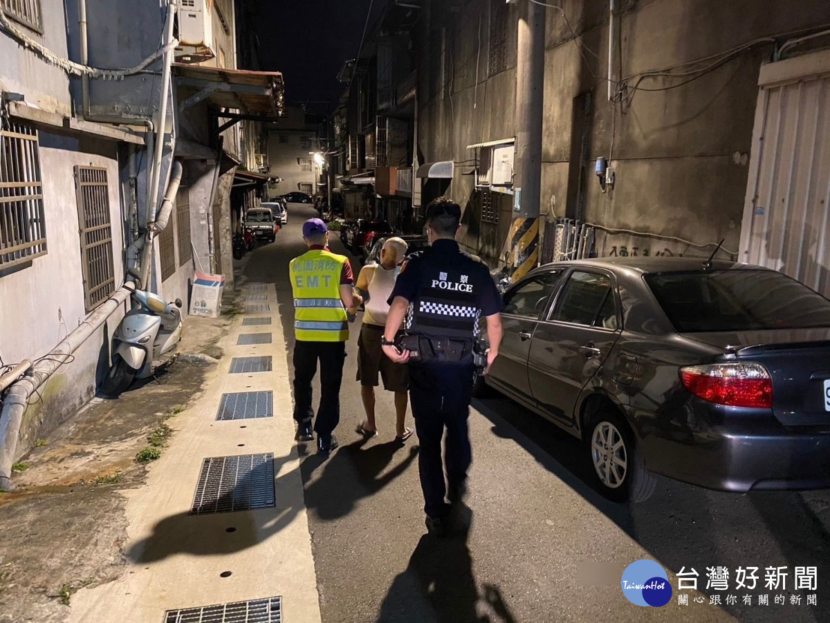 老翁凌晨外出摔破頭迷途，平鎮巡邏員警熱心馳援助返家。