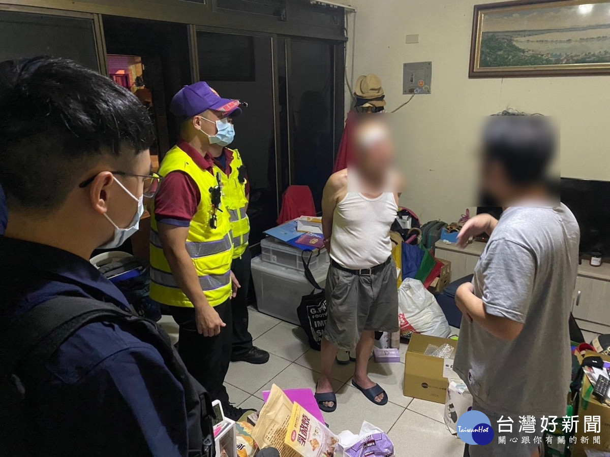 老翁凌晨外出摔破頭迷途,平鎮巡邏員警熱心馳援助返家。<br /><br />