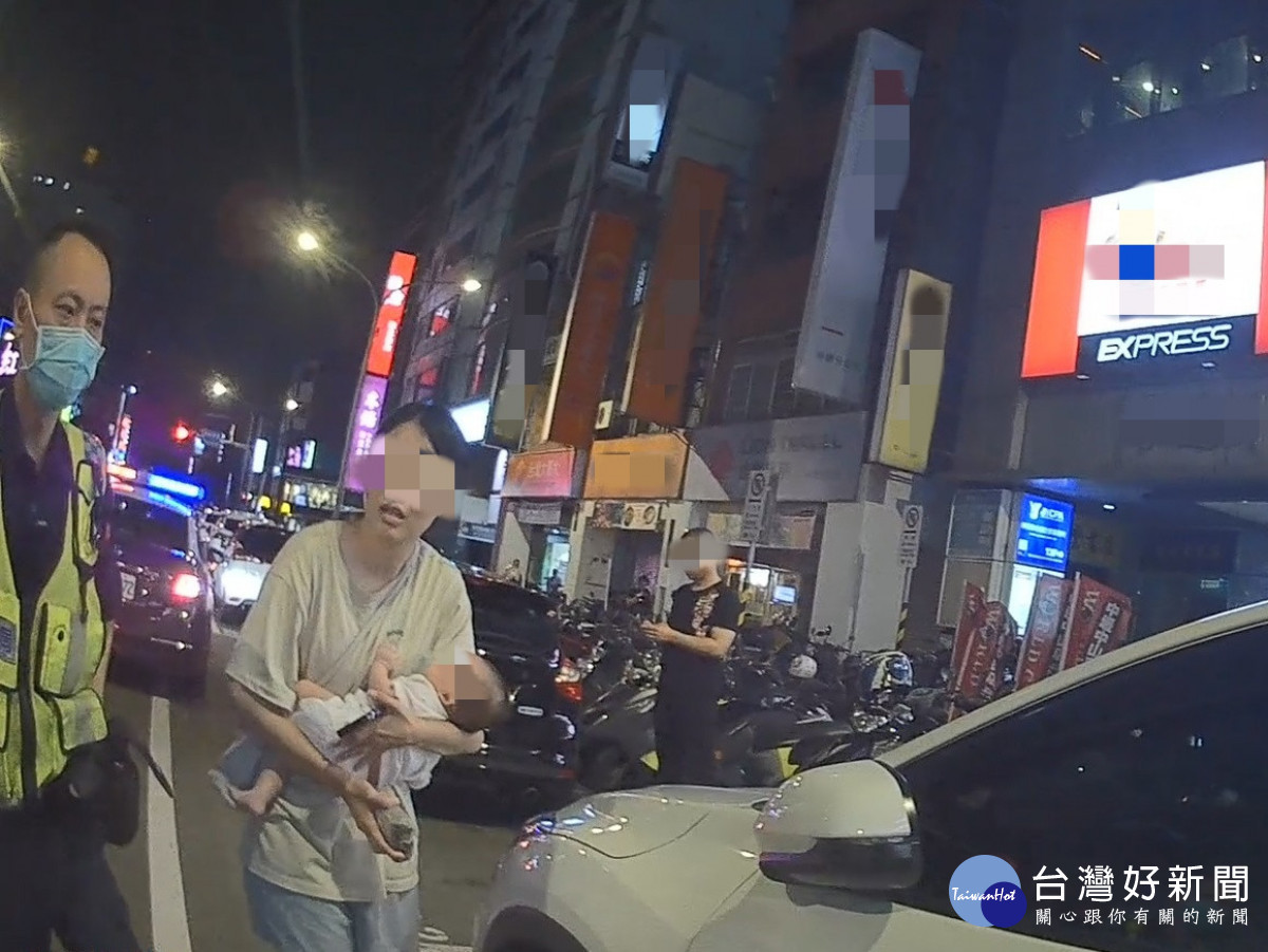 2歲童玩遙控器誤觸鎖車內，警方破窗救出。<br /><br /> 
