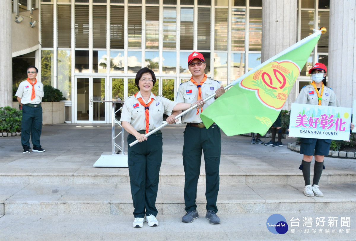 彰化縣參加「中華民國童軍第12次全國大露營」活動,集結來自全縣各地的6部遊覽車童軍代表團,由縣長王惠美授旗。圖/記者鄧富珍少