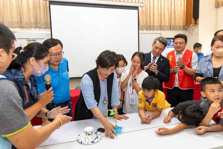 ▲彰化縣政府舉行「2024彰化FUN暑假節能綠生活夏令營」,讓學童養成省電節能的觀念,並認識綠能、智能生活。(記者張溎壕攝)
