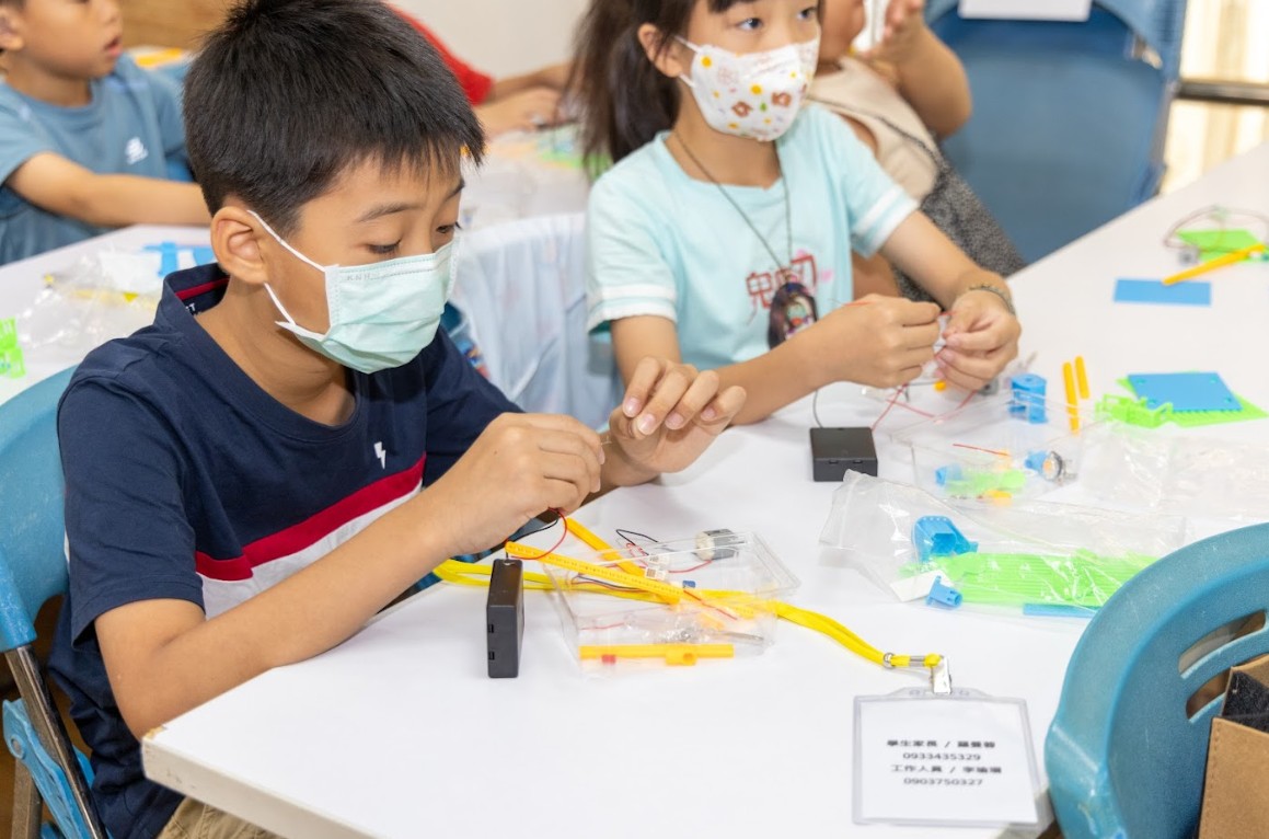 ▲彰化縣政府舉行「2024彰化FUN暑假節能綠生活夏令營」,讓學童養成省電節能的觀念,並認識綠能、智能生活。(記者張溎壕攝)