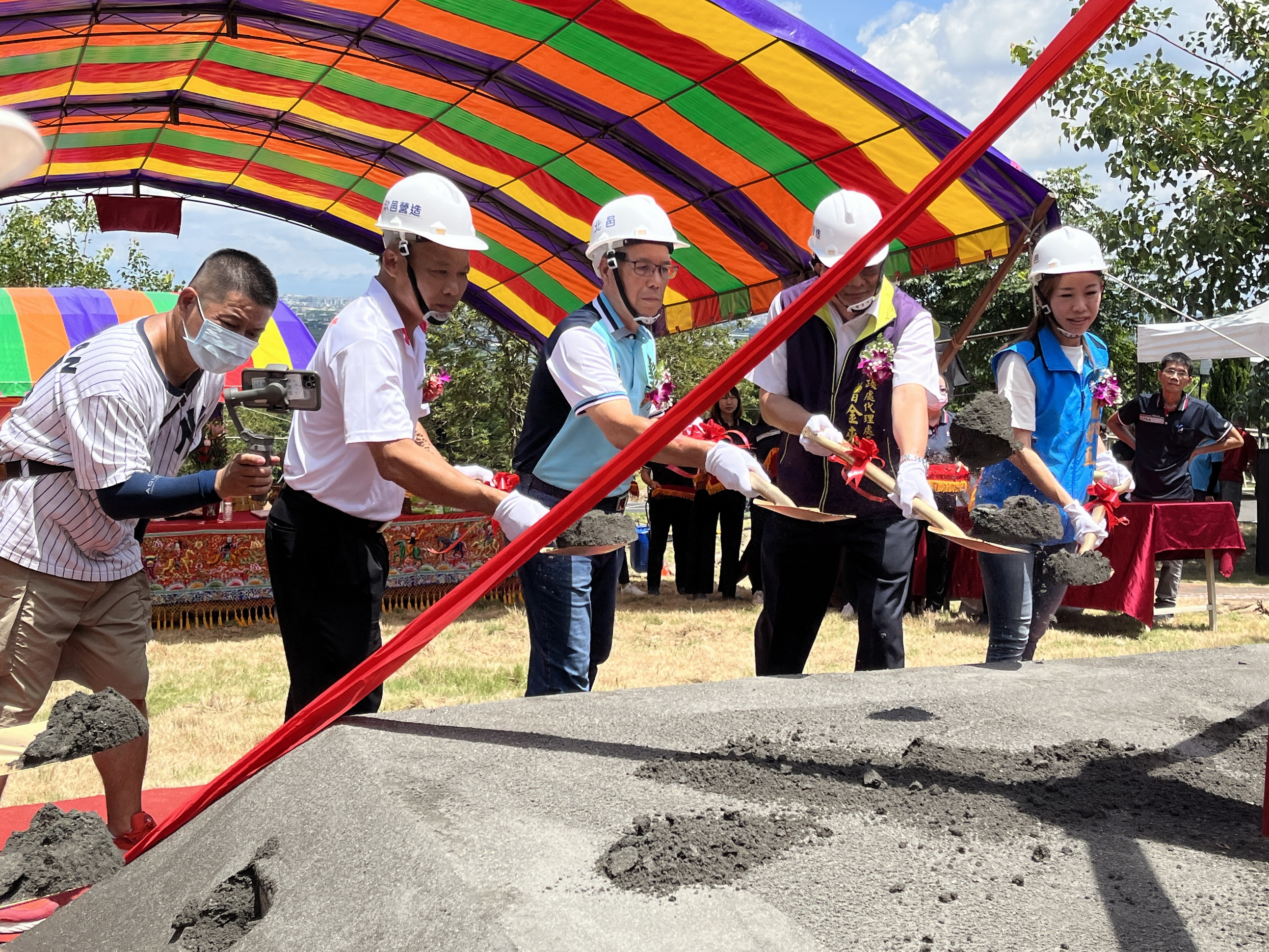 ▲社頭鄉公所在第六公墓興建「社頭鄉小靈堂」辦理開工動土典禮,期待透過小靈堂啟用,提供良好治喪環境,滿足喪家治喪追思場地需求。(記者張溎壕攝)