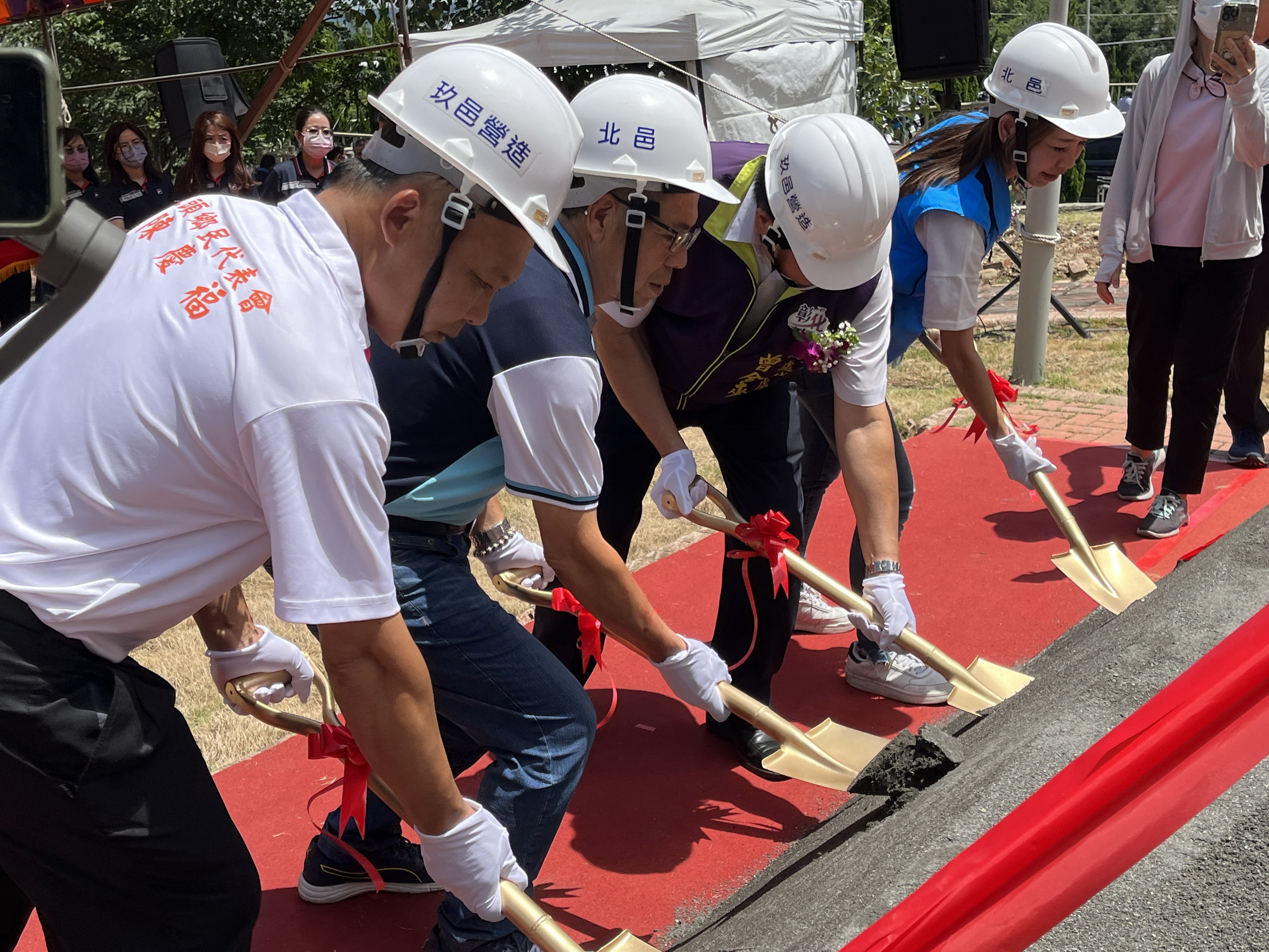 ▲社頭鄉公所在第六公墓興建「社頭鄉小靈堂」辦理開工動土典禮，期待透過小靈堂啟用，提供良好治喪環境，滿足喪家治喪追思場地需求。（記者張溎壕攝）