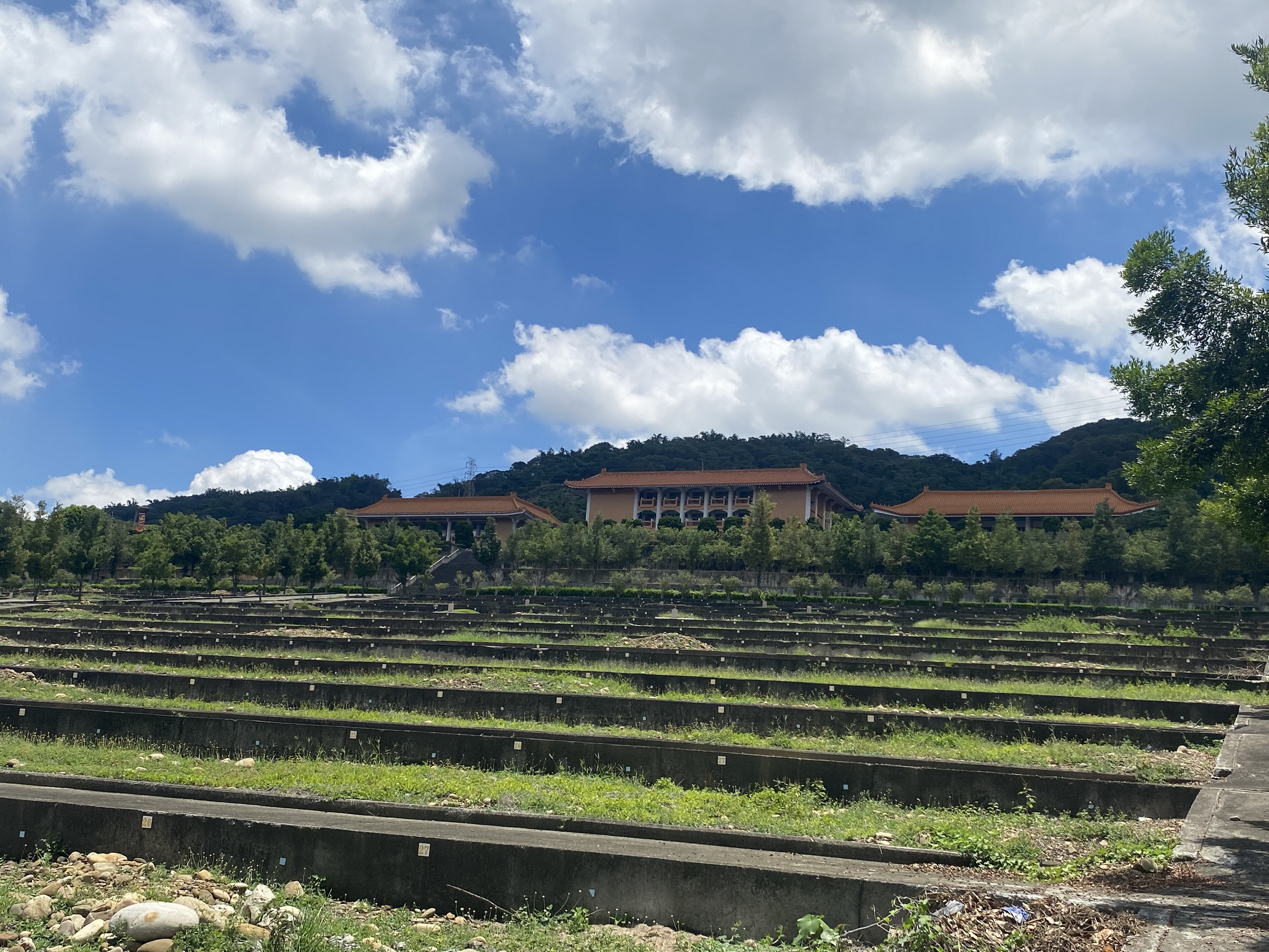 ▲社頭鄉公所在第六公墓興建「社頭鄉小靈堂」辦理開工動土典禮，期待透過小靈堂啟用，提供良好治喪環境，滿足喪家治喪追思場地需求。（記者張溎壕攝）