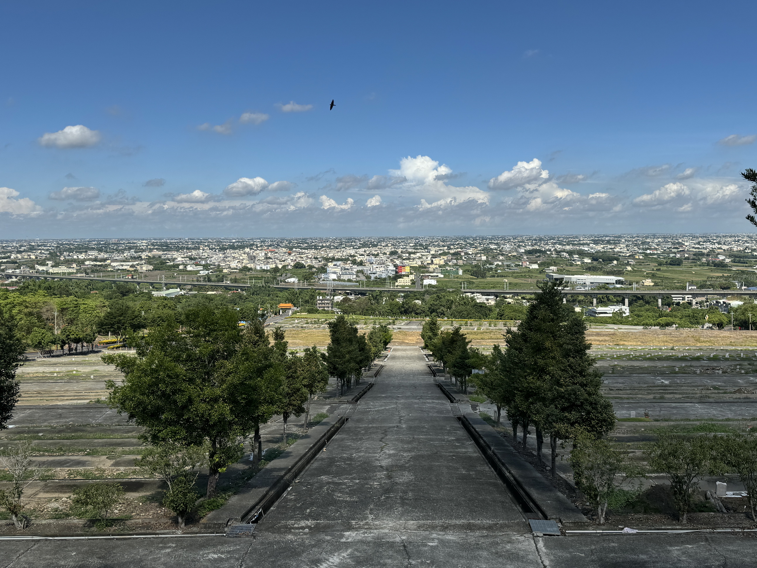 ▲社頭鄉公所在第六公墓興建「社頭鄉小靈堂」辦理開工動土典禮，期待透過小靈堂啟用，提供良好治喪環境，滿足喪家治喪追思場地需求。（記者張溎壕攝）