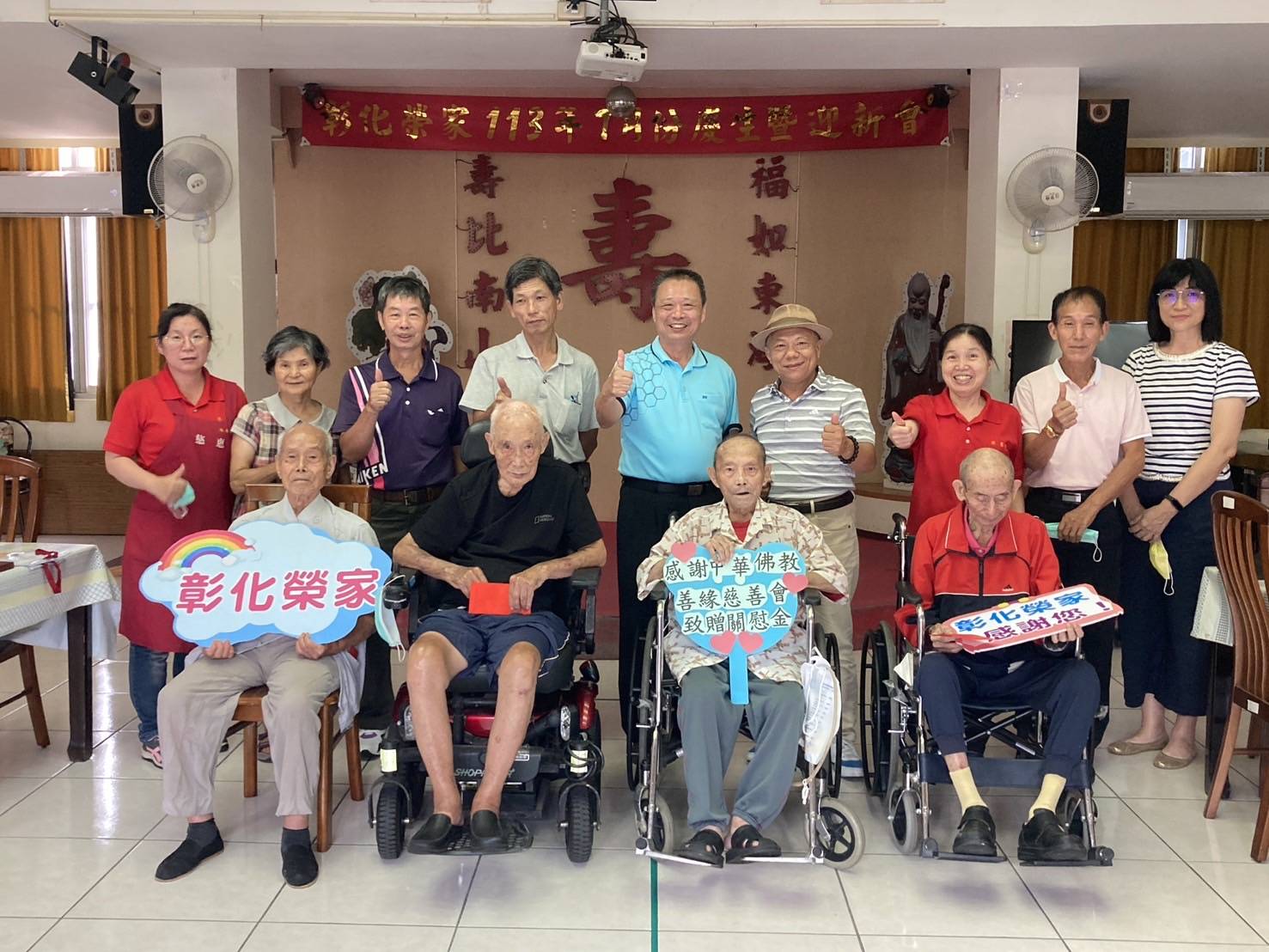 ▲中華佛教善緣慈善會對於90歲以上長輩及百歲人瑞則特別給予關懷慰問金,秘書長方矩至彰化榮家發放,讓長輩們備感溫馨。(記者張溎壕攝)