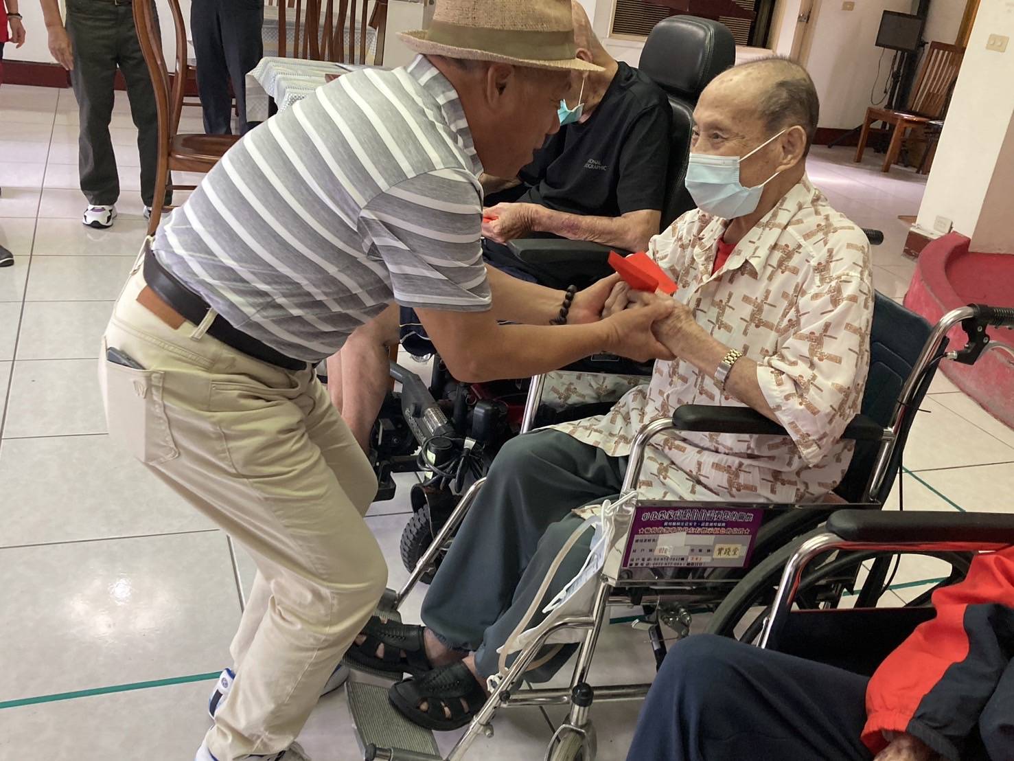 ▲中華佛教善緣慈善會對於90歲以上長輩及百歲人瑞則特別給予關懷慰問金，秘書長方矩至彰化榮家發放，讓長輩們備感溫馨。（記者張溎壕攝）