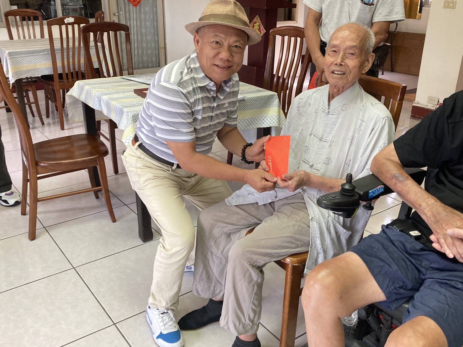 ▲中華佛教善緣慈善會對於90歲以上長輩及百歲人瑞則特別給予關懷慰問金，秘書長方矩至彰化榮家發放，讓長輩們備感溫馨。（記者張溎壕攝）