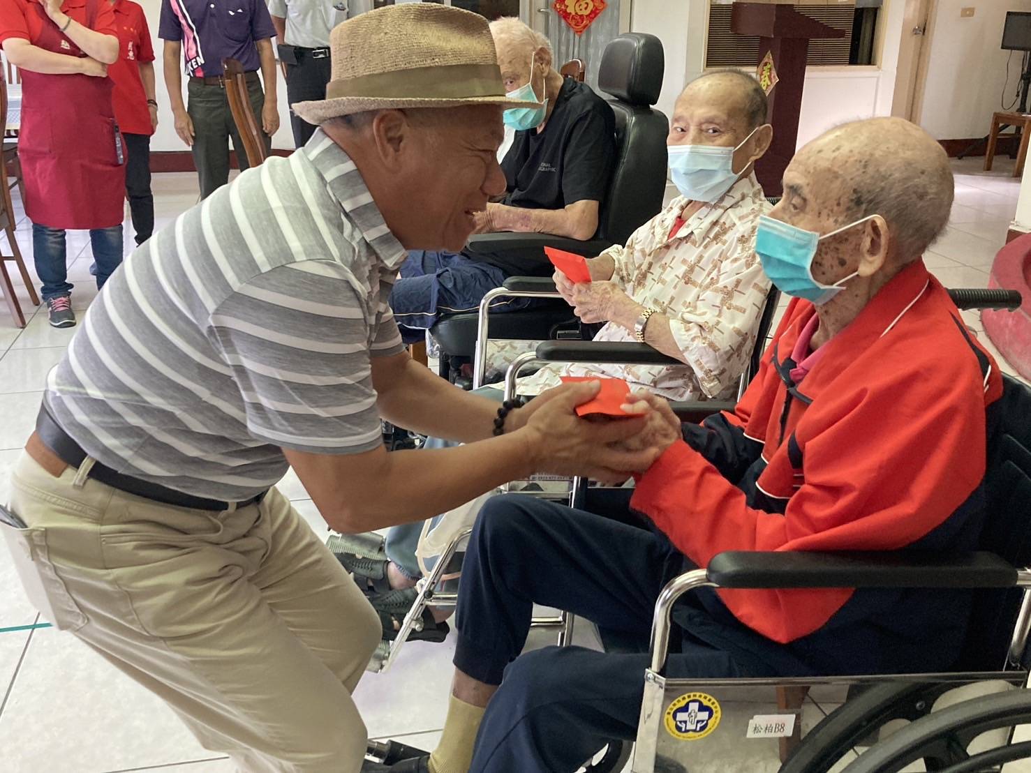 ▲中華佛教善緣慈善會對於90歲以上長輩及百歲人瑞則特別給予關懷慰問金，秘書長方矩至彰化榮家發放，讓長輩們備感溫馨。（記者張溎壕攝）