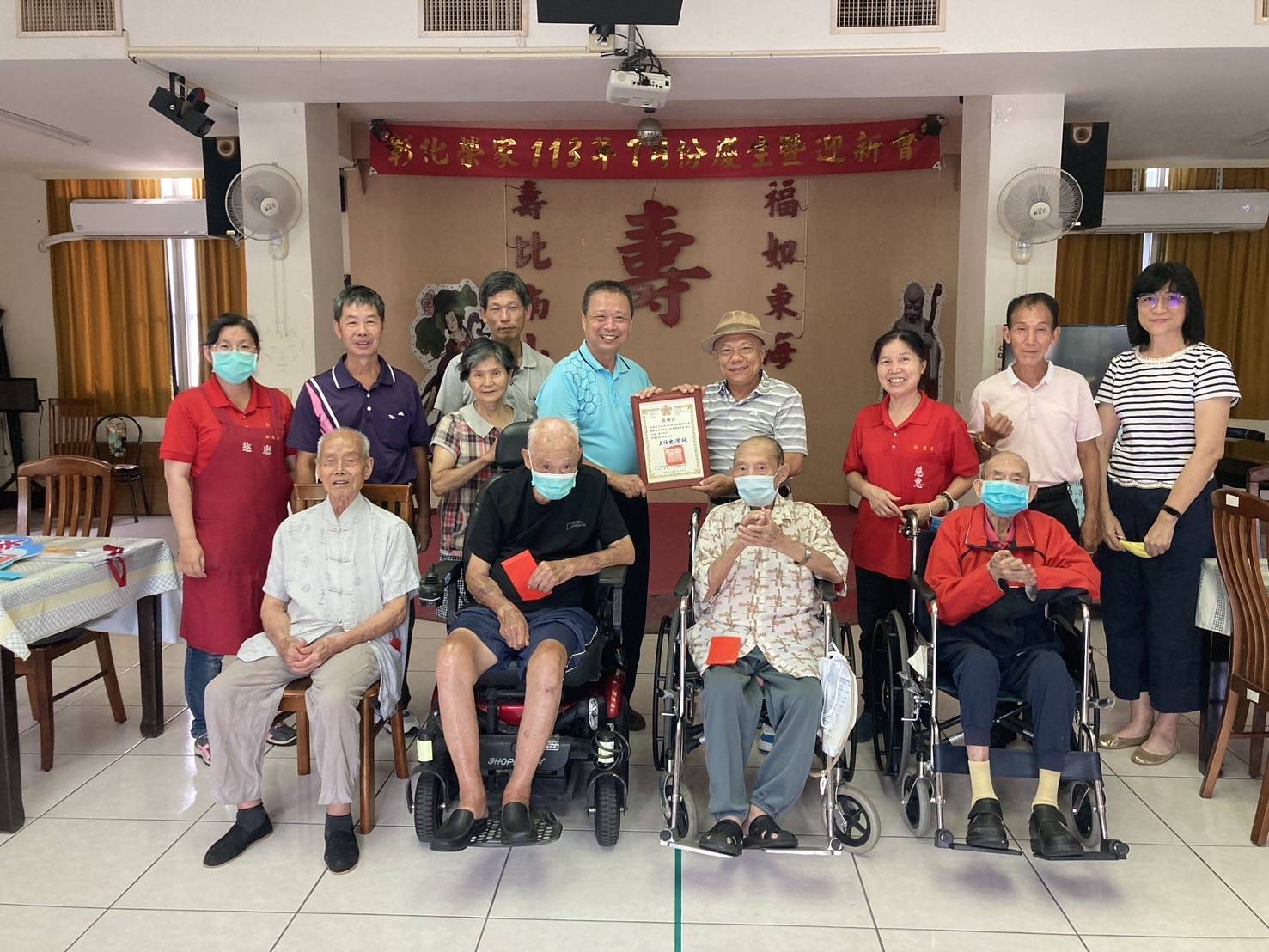 ▲中華佛教善緣慈善會對於90歲以上長輩及百歲人瑞則特別給予關懷慰問金，秘書長方矩至彰化榮家發放，讓長輩們備感溫馨。（記者張溎壕攝）