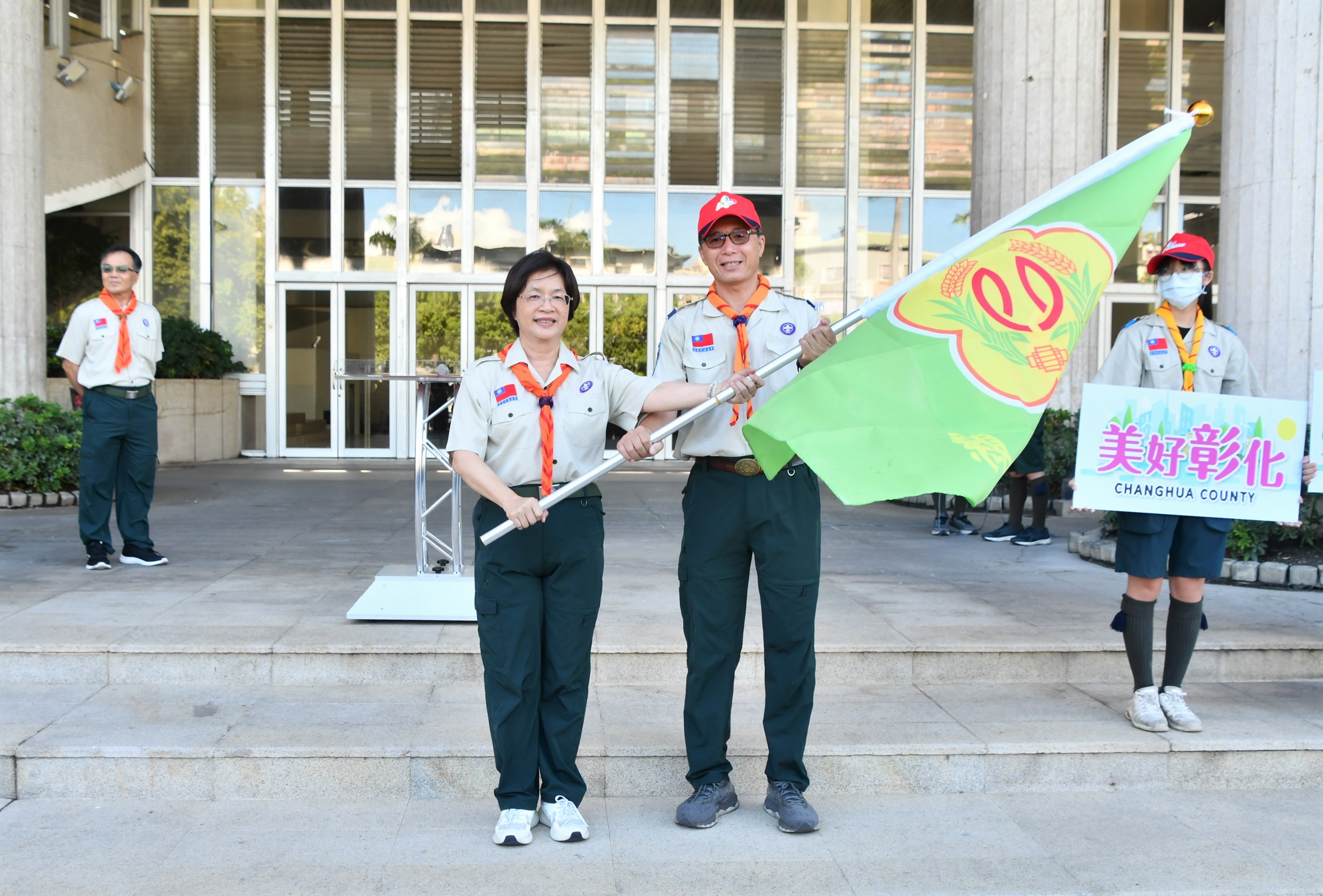 ▲中華民國童軍第12次全國大露營將在臺南市走馬瀨農場登場,彰化縣長王惠美授旗給彰化縣童軍代表團。(記者張溎壕攝)
