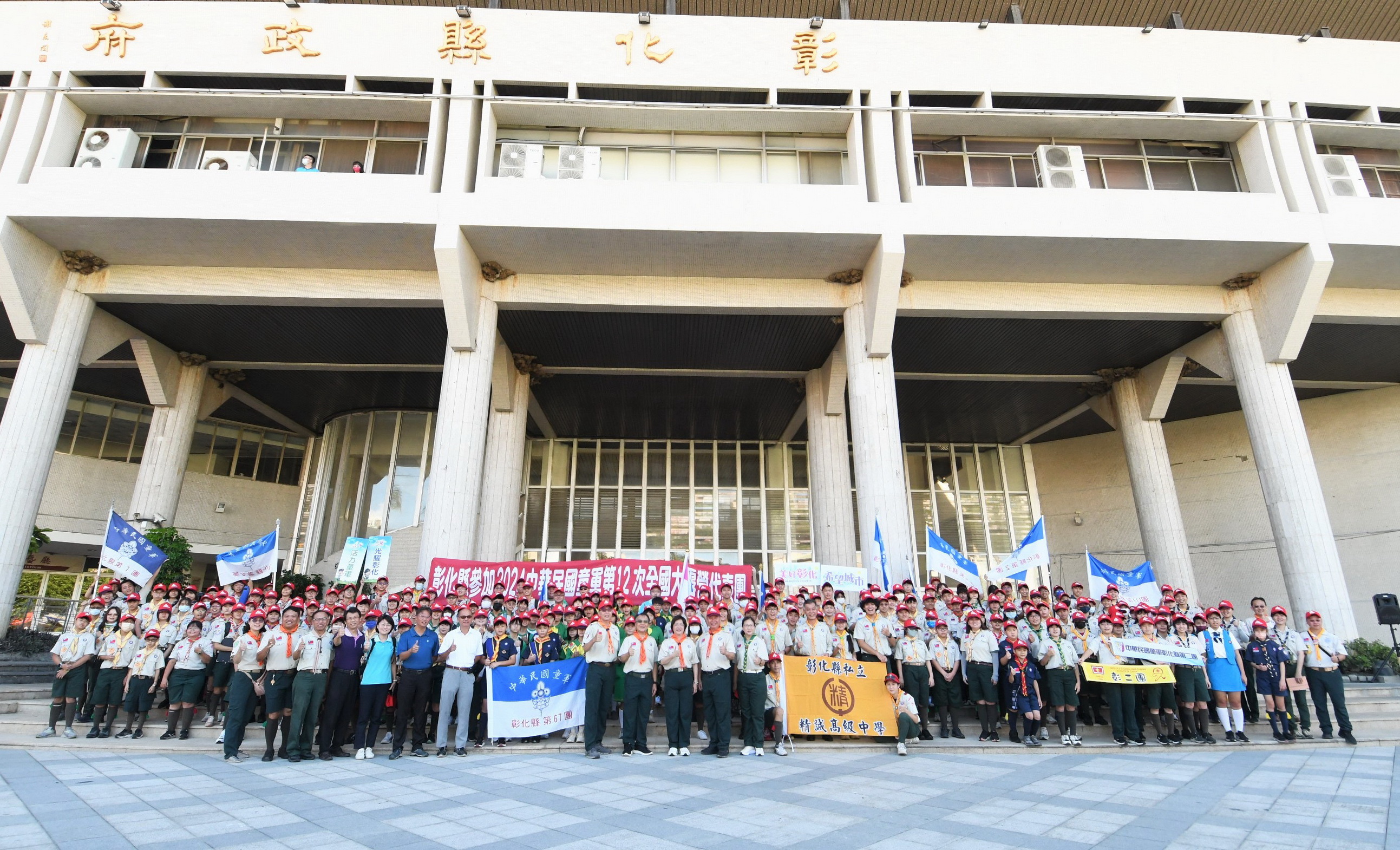 ▲中華民國童軍第12次全國大露營將在臺南市走馬瀨農場登場，彰化縣長王惠美授旗給彰化縣童軍代表團。（記者張溎壕攝）