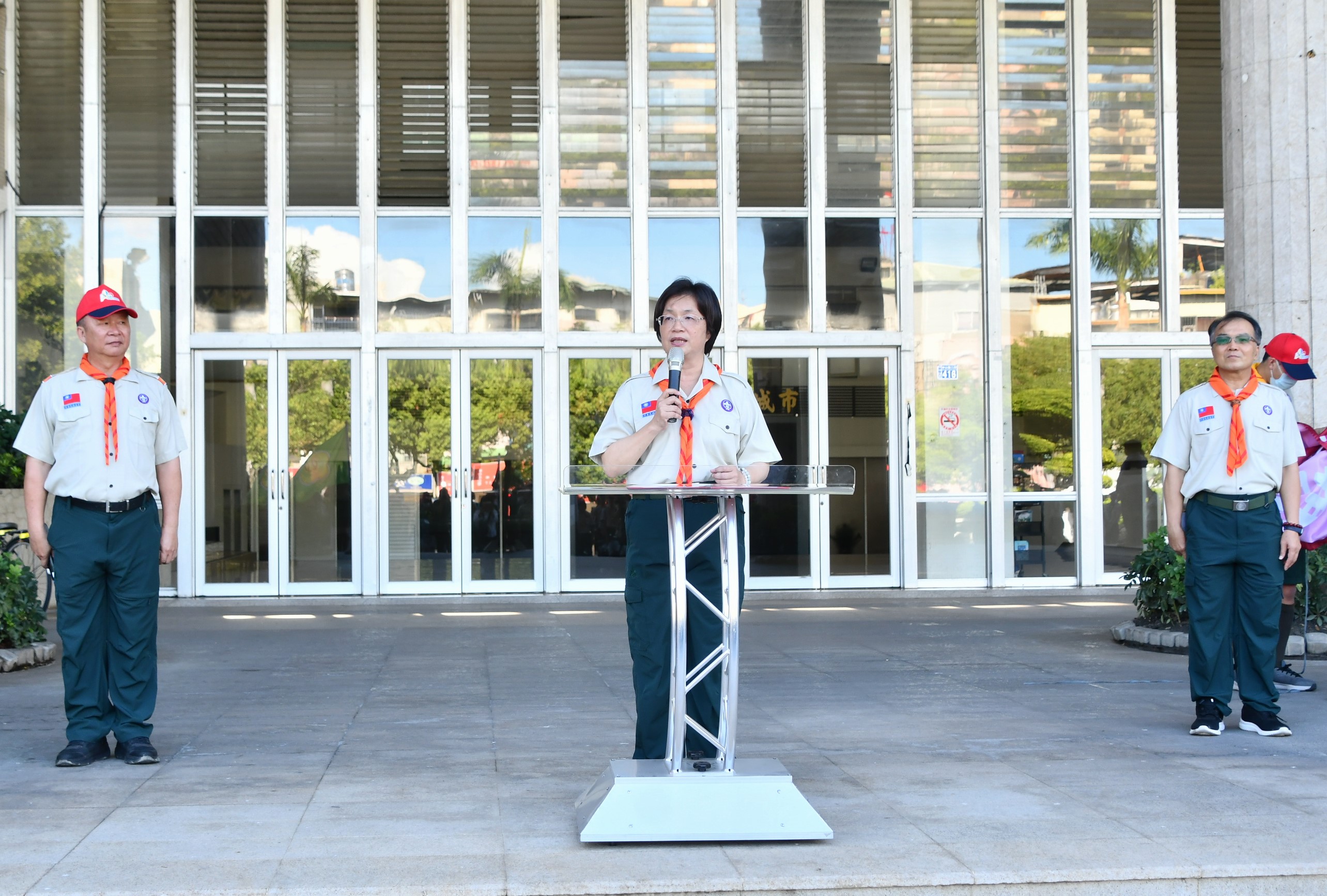 ▲中華民國童軍第12次全國大露營將在臺南市走馬瀨農場登場，彰化縣長王惠美授旗給彰化縣童軍代表團。（記者張溎壕攝）