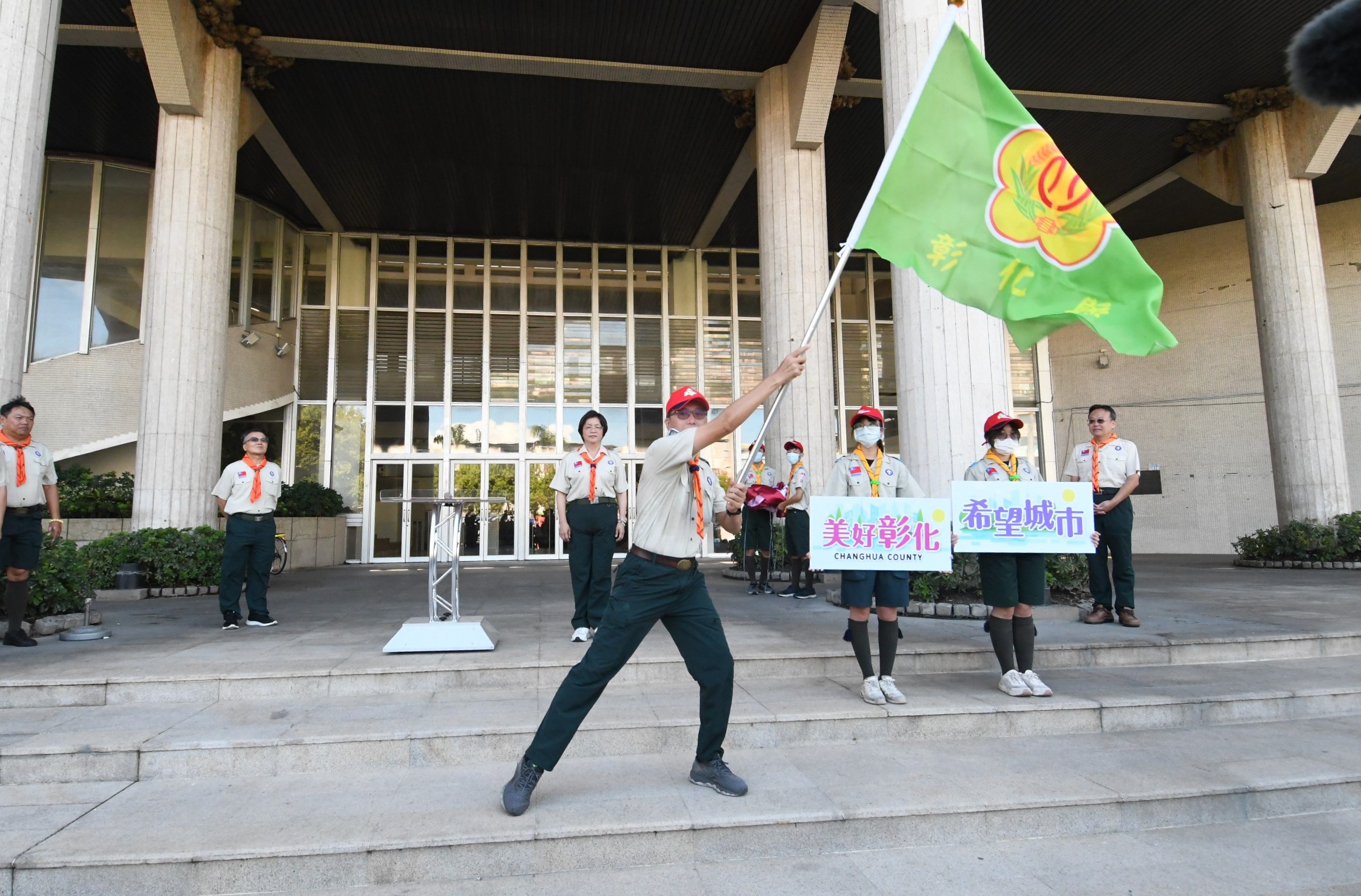 ▲中華民國童軍第12次全國大露營將在臺南市走馬瀨農場登場，彰化縣長王惠美授旗給彰化縣童軍代表團。（記者張溎壕攝）