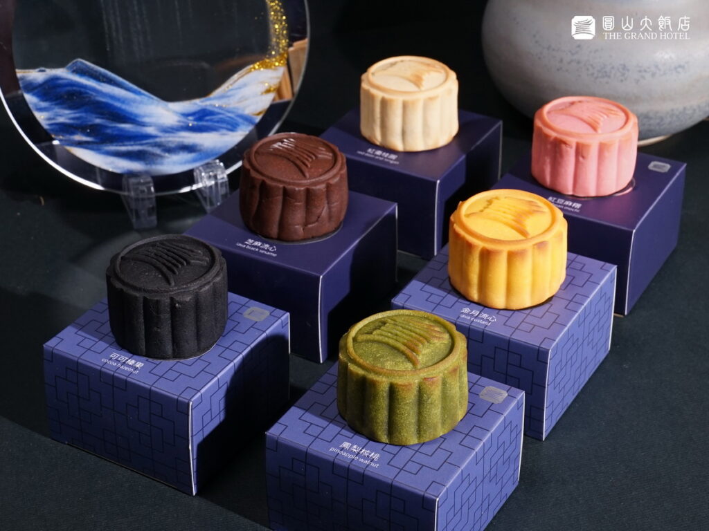 圓山鉑金藍月中秋寶盒-芝麻流心、金月流心、可可榛果、鳳梨核桃、紅棗桂圓與紅豆麻糬-圓山大飯店提供