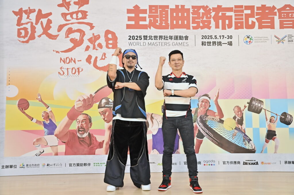 雙北市長蔣萬安、侯友宜，音樂統籌陳子鴻、主唱人葛西瓦慶祝世壯運主題曲〈敬夢想〉誕生，以台灣高山茶敬大杯，齊聲預祝明年世壯運順利成功。(臺北市政府文化局 提供)