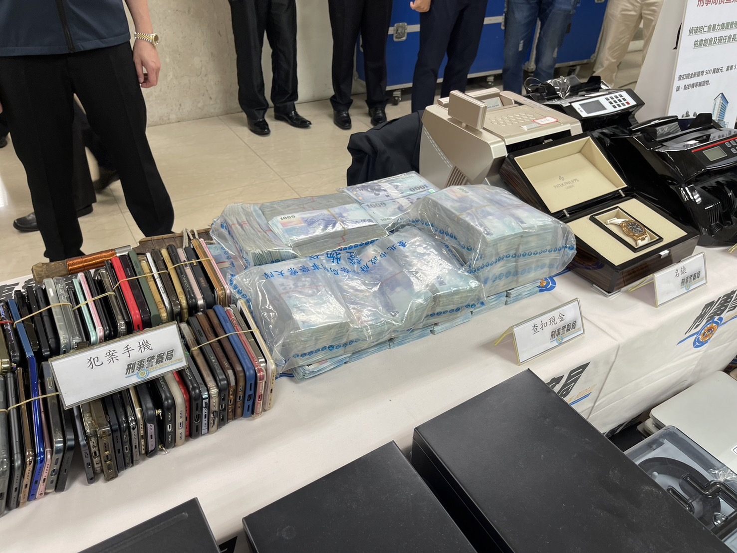 刑事局大規模掃蕩黑幫 竹聯幫明仁會前後會長都被逮 216 刑事局大規模掃蕩黑幫 竹聯幫明仁會前後會長都被逮 215