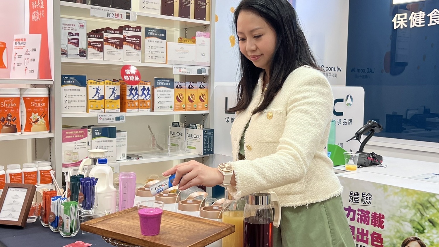 LAC新加坡總部行銷總監Evelyn將益生菌倒入特製飲品。(圖/業者提供)