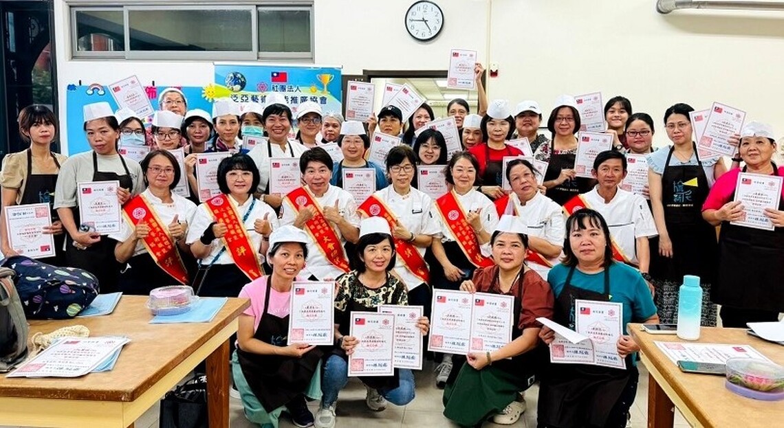 正修旗津USR果凍花證照班揮出全壘打 助新住民提升職業技能