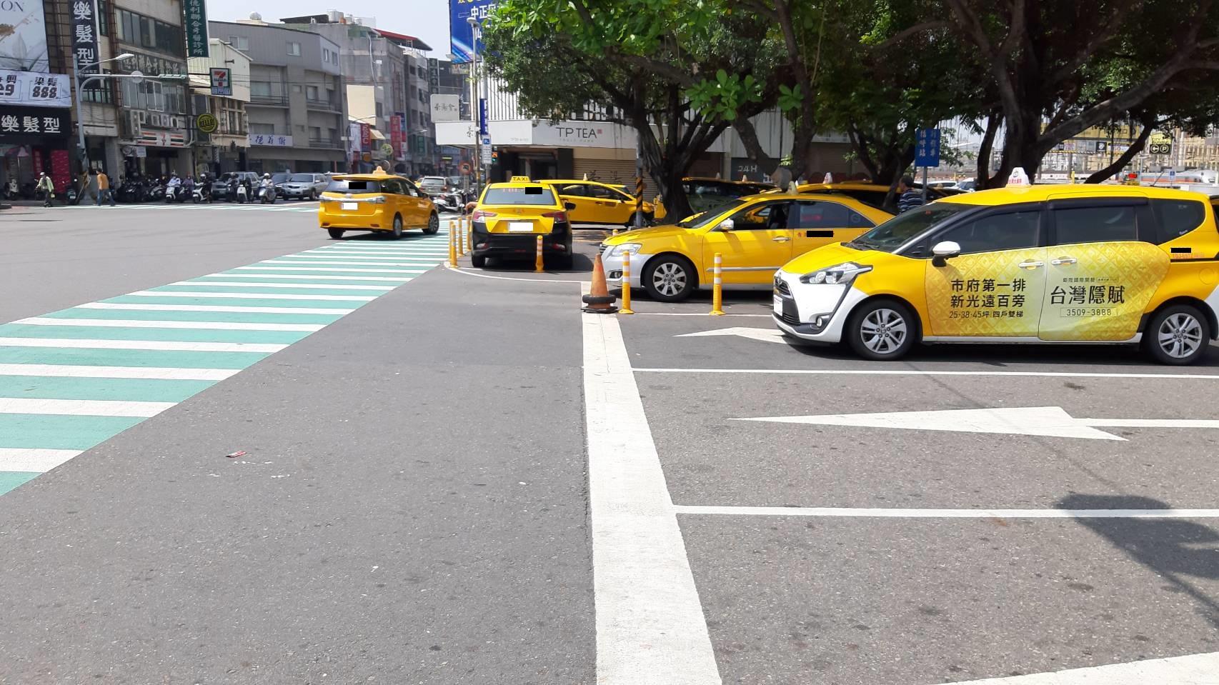 ▲1位民眾在彰化市搭乘計程車發現司機未跳表,民眾依彰化縣府有印製彰化計程車費率運價貼紙宣導提出檢舉,駕駛慘噴9千元罰鍰。(彰化監理站提供)