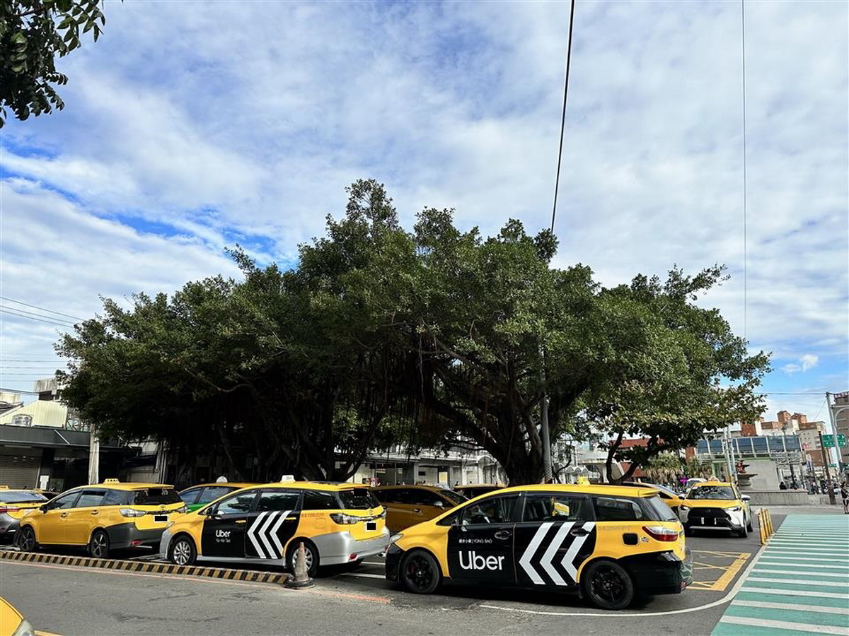 ▲1位民眾在彰化市搭乘計程車發現司機未跳表,民眾依彰化縣府有印製彰化計程車費率運價貼紙宣導提出檢舉,駕駛慘噴9千元罰鍰。(彰化監理站提供)