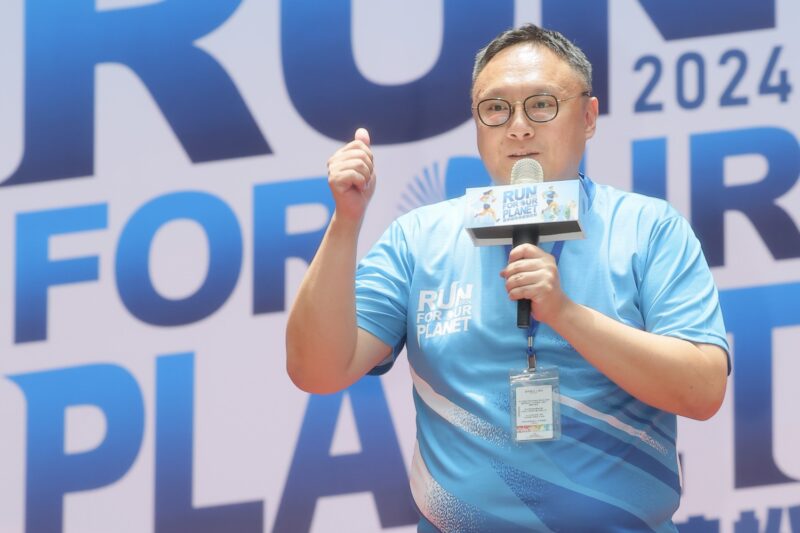 圖說:臺中市副市長鄭照新鼓勵市民積極報名參與,並允諾12月8日將變裝參加路跑。