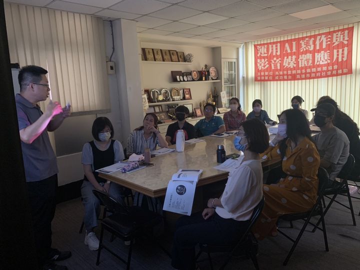 可能是 12 個人、大家在讀書、表格和文字的圖像