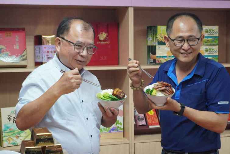 ▲參山處長曹忠猷與大安農會總幹事蔡建宗推廣結合飛天豬與金磚米之美食。(參山處提供)