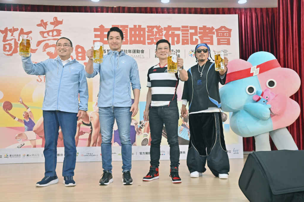 ▲2025雙北世界壯年運動會主題曲發布會,雙北市長蔣萬安、侯友宜,邀請製作人陳子鴻老師,主題曲演唱人葛西瓦一起《敬夢想》(臺北市政府文化局提供)