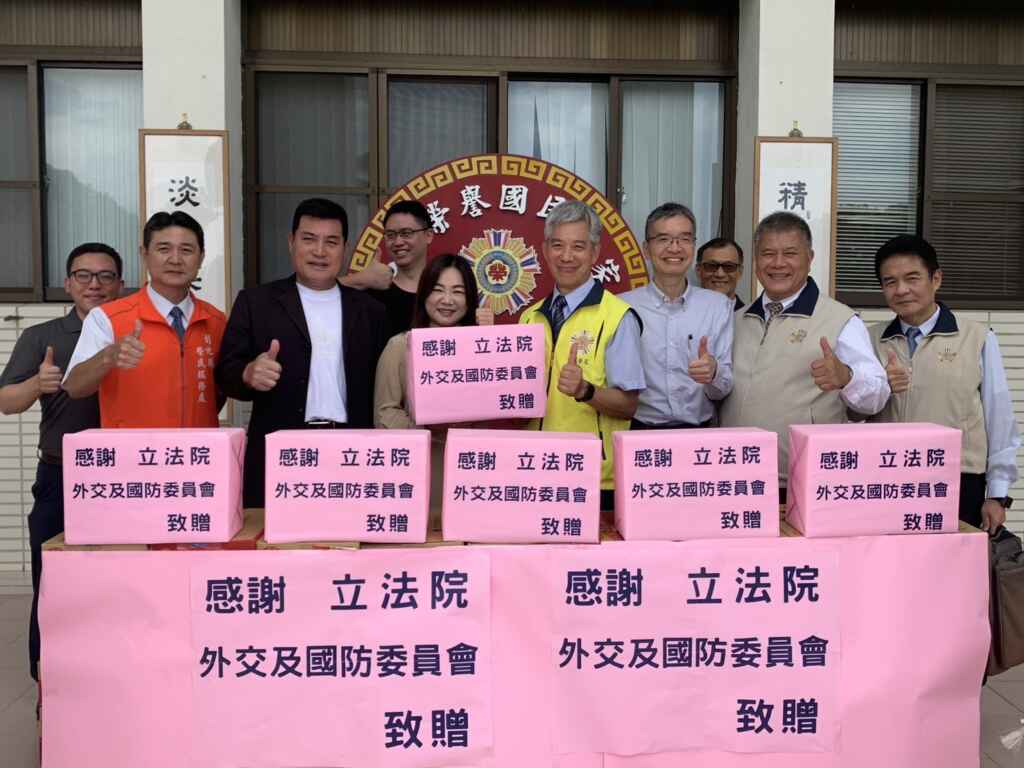 ▲立法院外交及國防委員會的馬文君召集委員和黃仁委員,於11日前往輔導會中彰榮家考察,委員們親切問候了榮家的長輩們,並代表委員會致贈食品。(中彰榮譽國民之家提供)