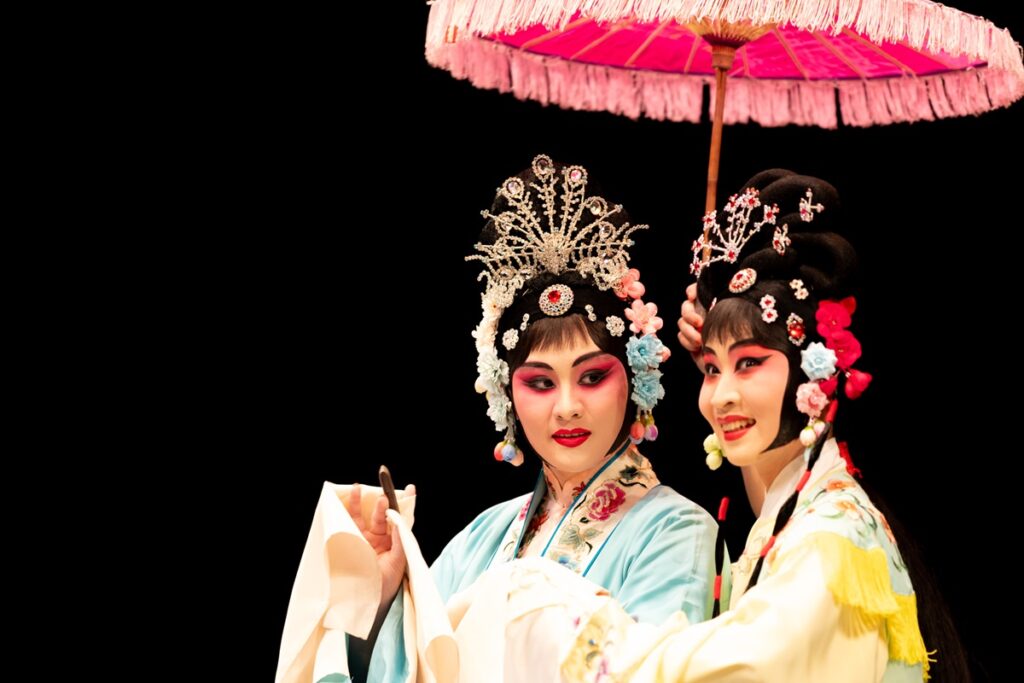 東海大學學生與清華大學同學,以及國光劇團的專業演員,一同在臺灣戲曲中心的大表演廳,聯合演出全本經典京喜劇《春草闖堂》。(圖/東海大學提供)