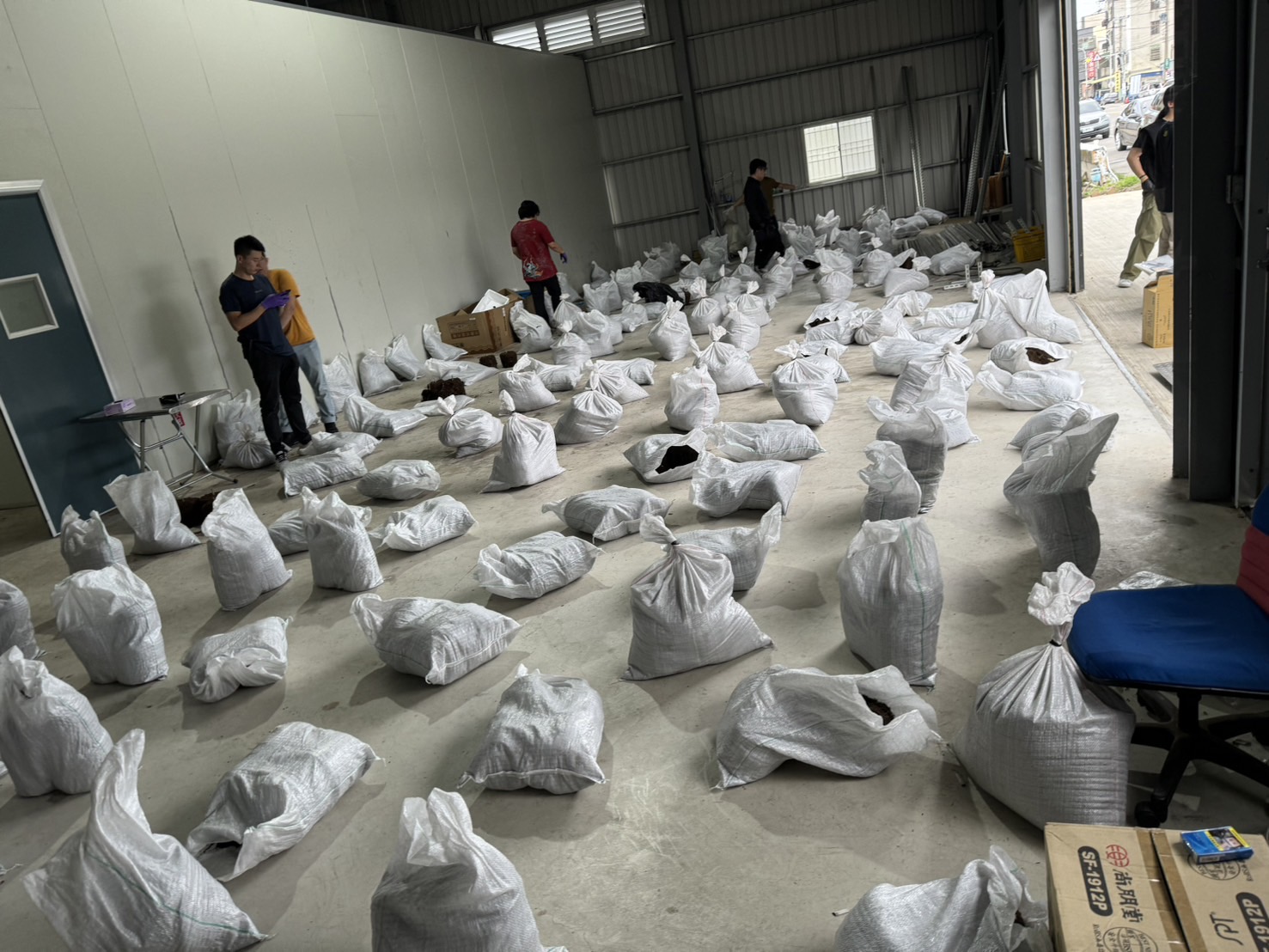 蓋溫室栽種大麻 無良黑幫改電表竊電做無本生意 210 蓋溫室栽種大麻 無良黑幫改電表竊電做無本生意 209