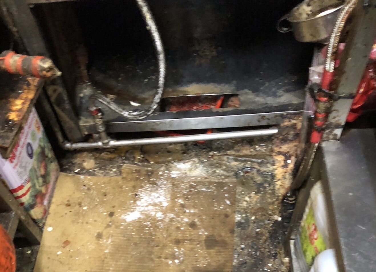 11人吃完煙燻、鹹水鵝肉送醫! 南港鵝肉店「髒亂噁況」曝光 250 11人吃完煙燻、鹹水鵝肉送醫! 南港鵝肉店「髒亂噁況」曝光 249