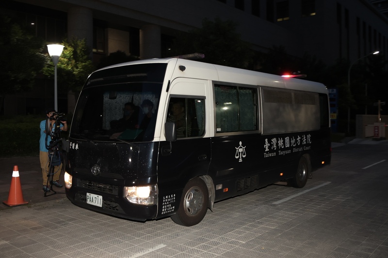 前桃園市長鄭文燦遭疑涉貪案,桃園地方法院11日下午第3度開羈押庭審理,法官在傍晚裁定收押禁見,鄭文燦準備由桃院警備車解送至桃園看守所。 圖/中央社