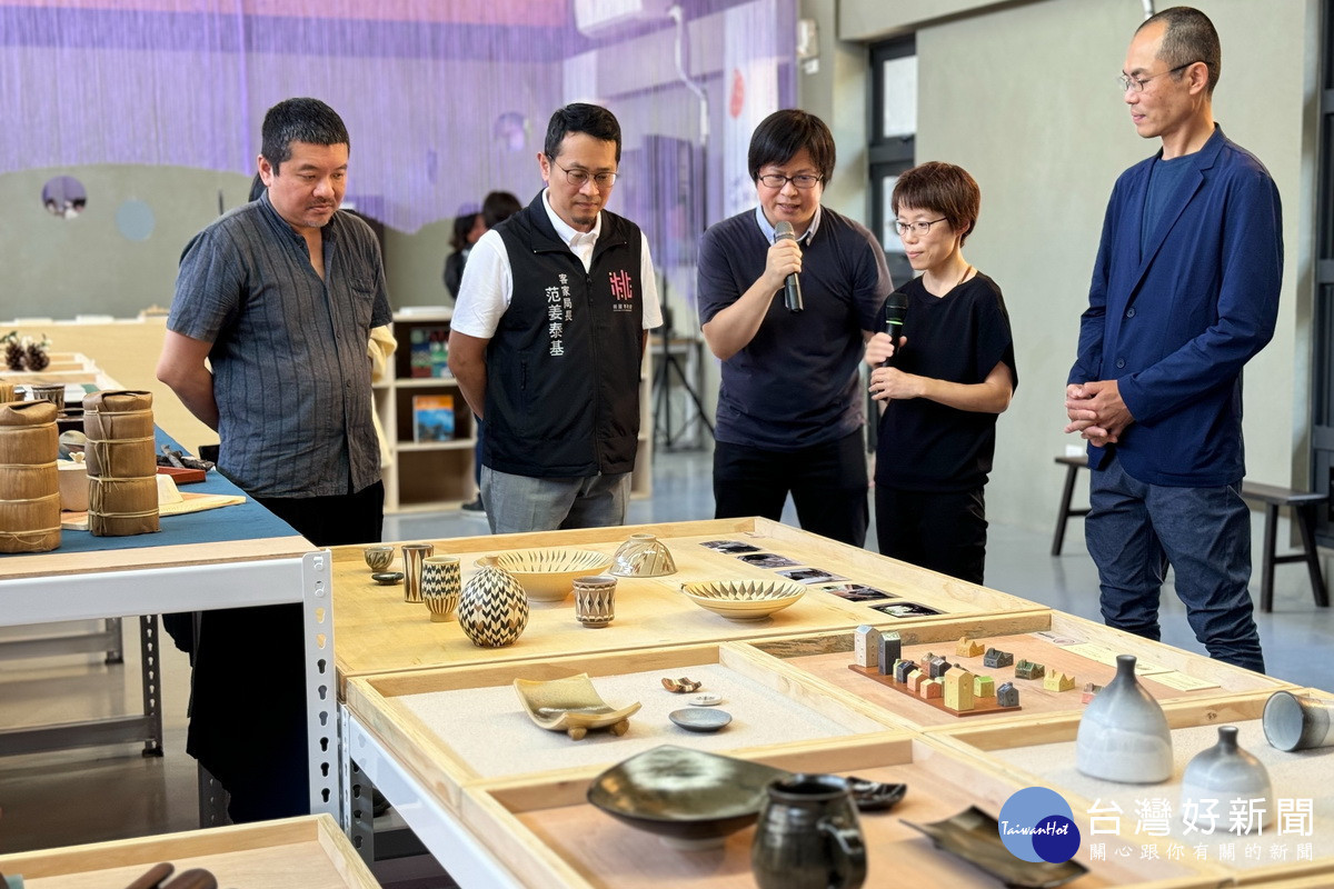 客家局長范姜泰基與工藝家共同參觀工藝作品。<br /><br />